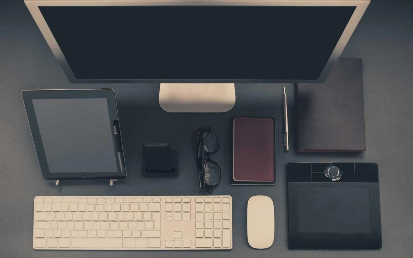 [demo] Minimal desk setup with a monitor
